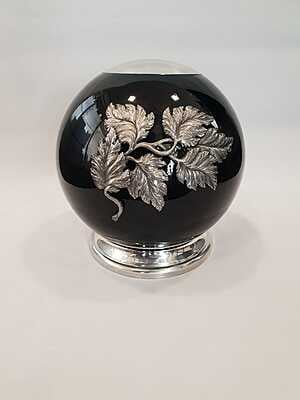 Zwarte tinnen urn met zilverkleurige blaadjes