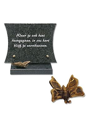 Klein graniet gedenksteentje met vlinder