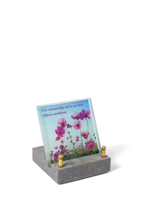 Gedenkplaat van glas met bloemen Gedenkplaat van glas met bloemen